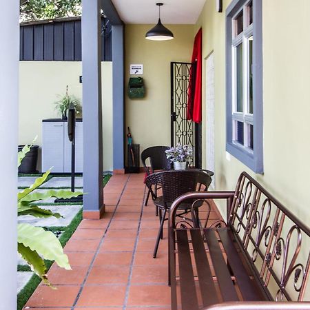 Explore 5Br Gardenhouse Retreats バターワース エクステリア 写真